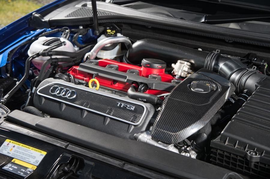 Моторный отсек Audi RS3 Sportback (8V) 2015 года  (UK) (фото 10 из 30)